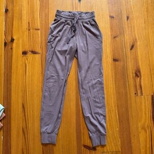 Lululemon read to rulu joggers